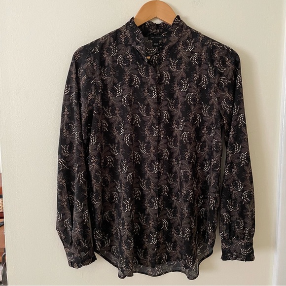 Like New 🤎 Ann Taylor Black and White Patterned Blouse - Picture 6 of 8